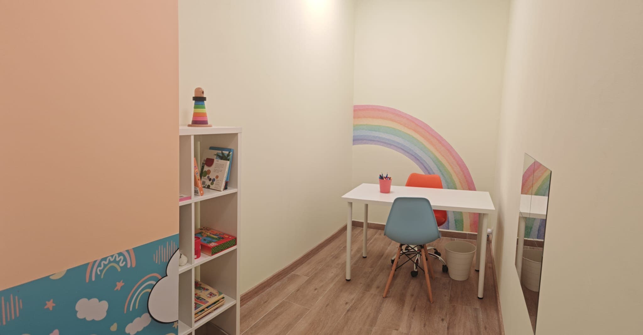 Sala de terapia con arcoíris y escritorio