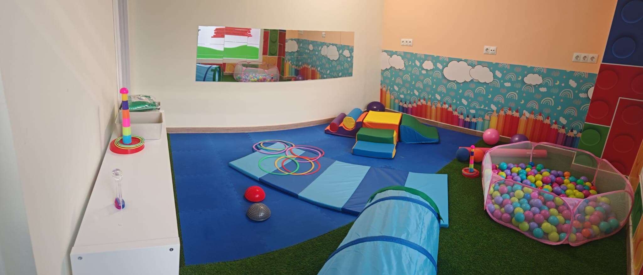 Sala de juegos con paredes decoradas